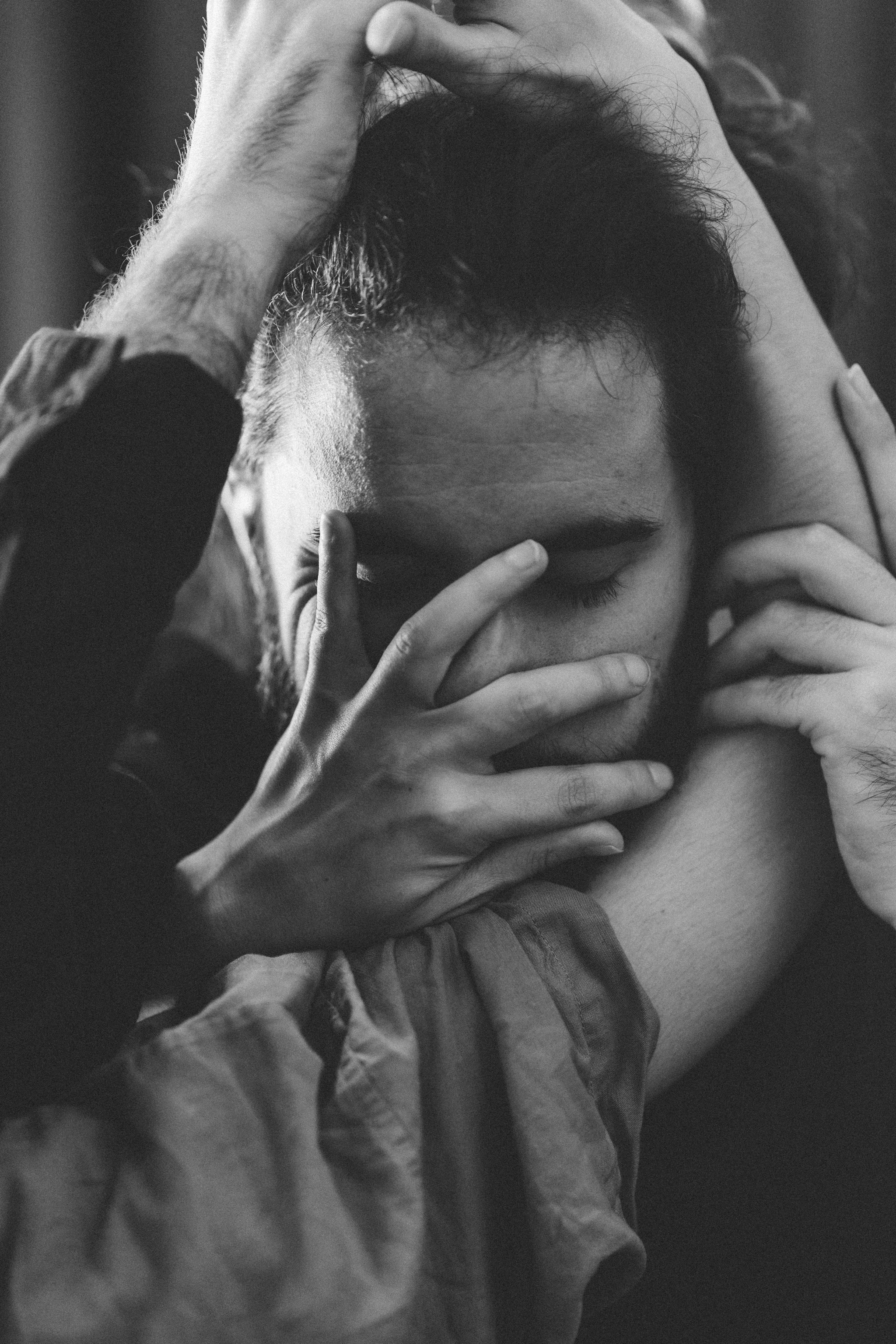 Photo d' un danseur avec main sur le visage
